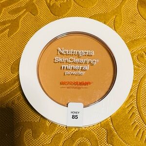New and Sealed Neutrogena SkinClearing Mineral Powder-Honey 85